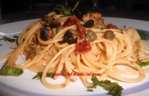 Bucatini con Tonno, Pomodori Secchi Sottolio, Olive Nere e Capperi